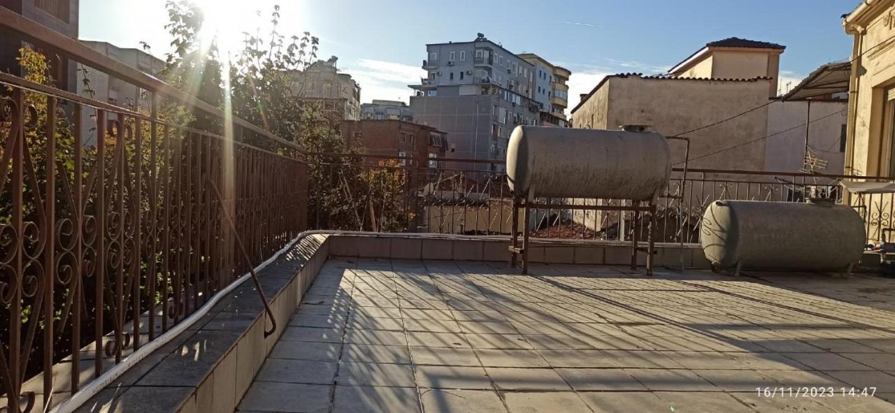 Royal Hostel Tiranë Luaran gambar