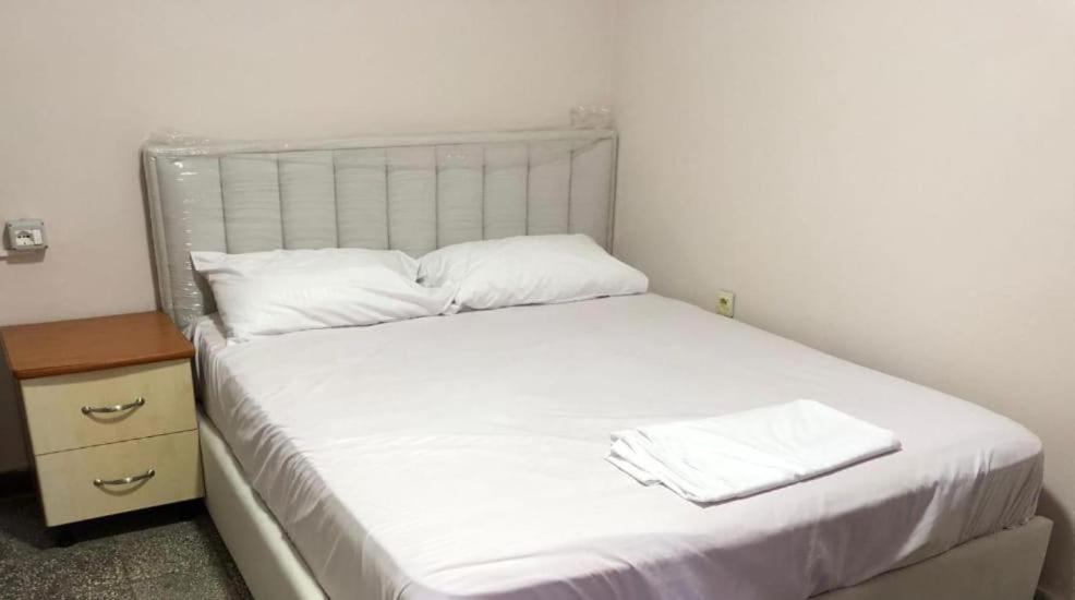 Royal Hostel Tiranë Luaran gambar