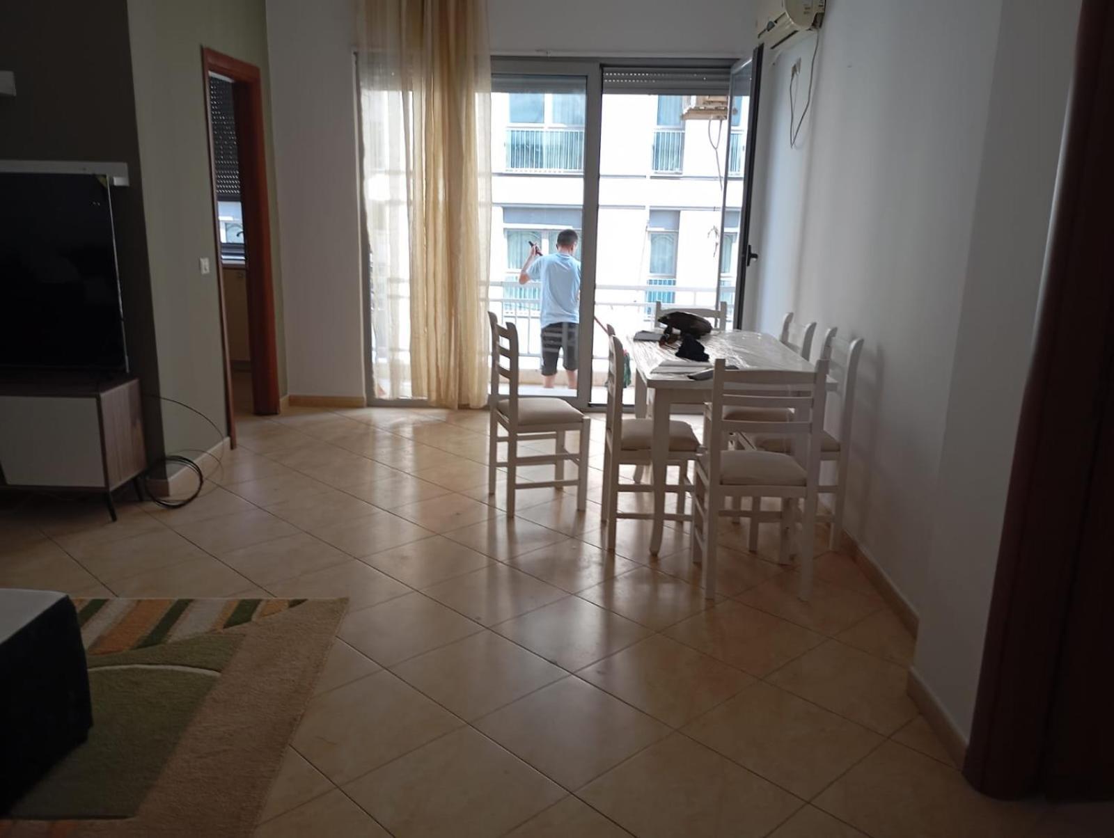 Royal Hostel Tiranë Luaran gambar