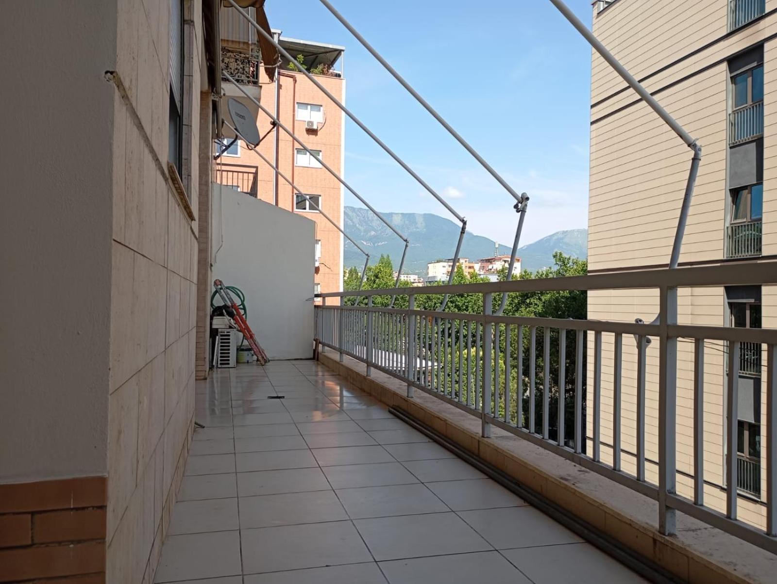 Royal Hostel Tiranë Luaran gambar
