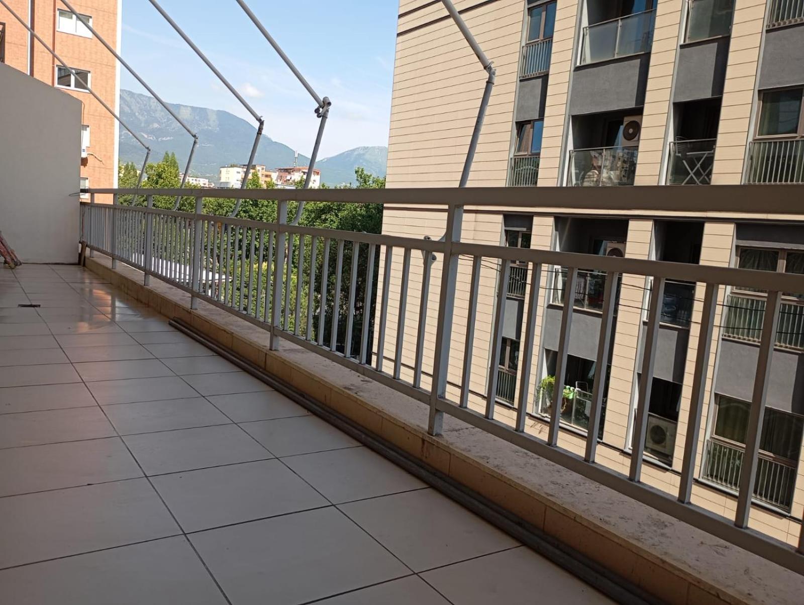 Royal Hostel Tiranë Luaran gambar