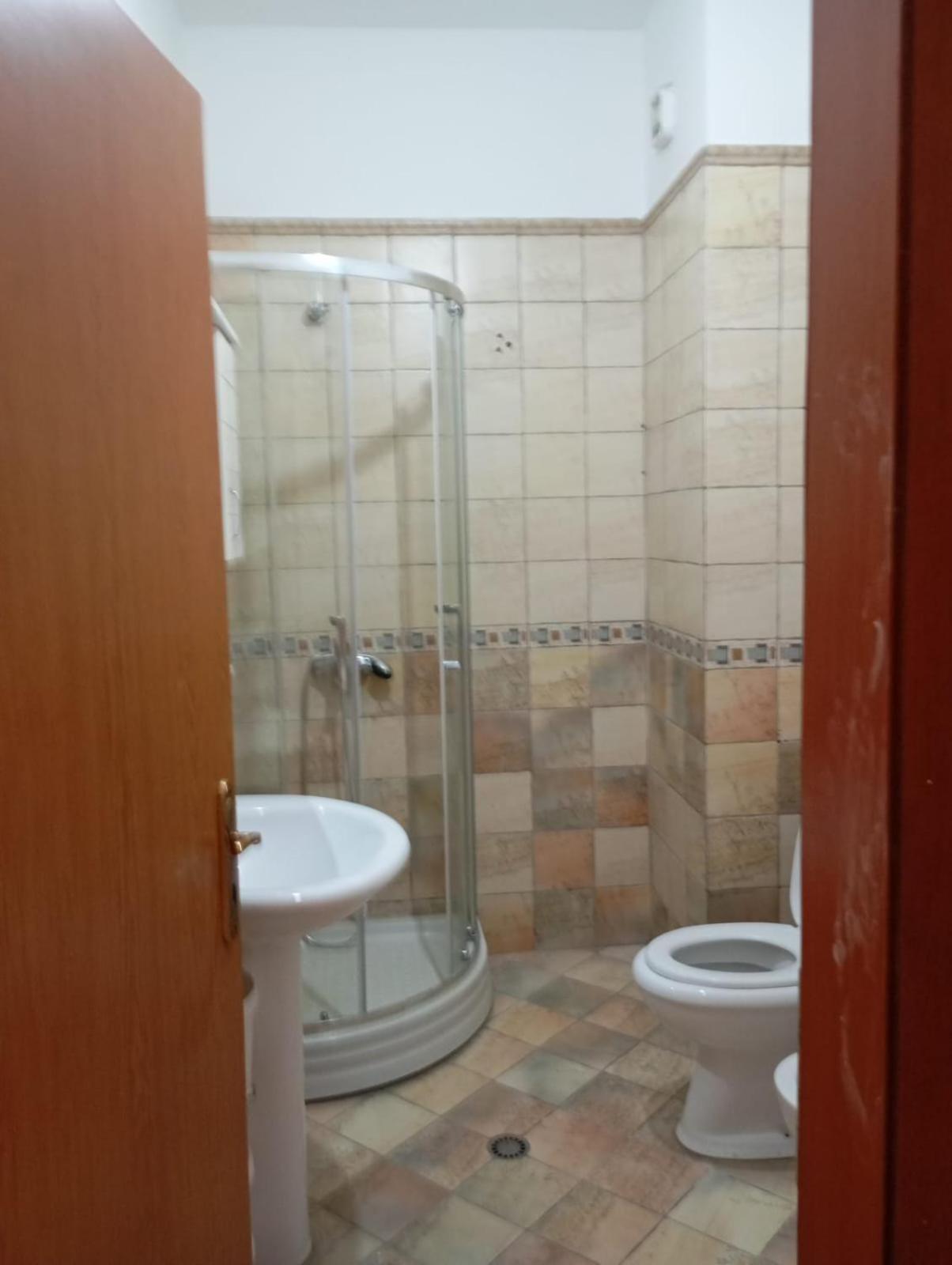 Royal Hostel Tiranë Luaran gambar
