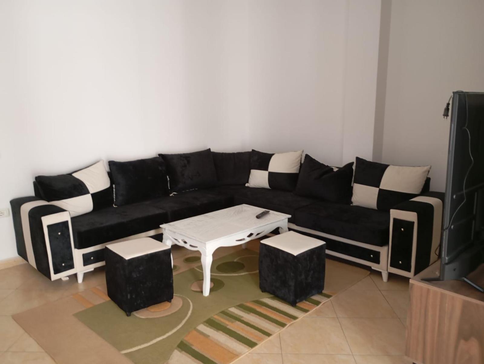 Royal Hostel Tiranë Luaran gambar