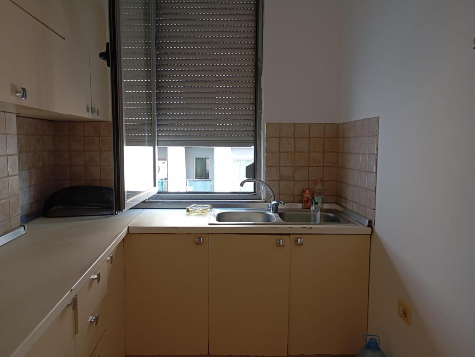 Royal Hostel Tiranë Luaran gambar