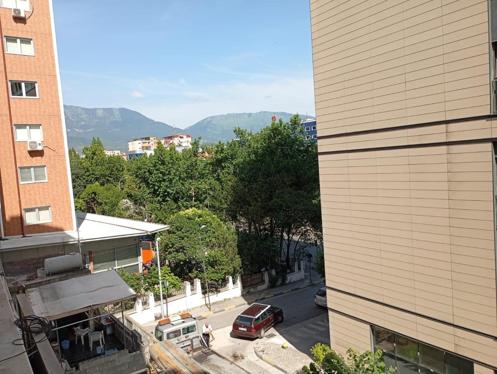 Royal Hostel Tiranë Luaran gambar