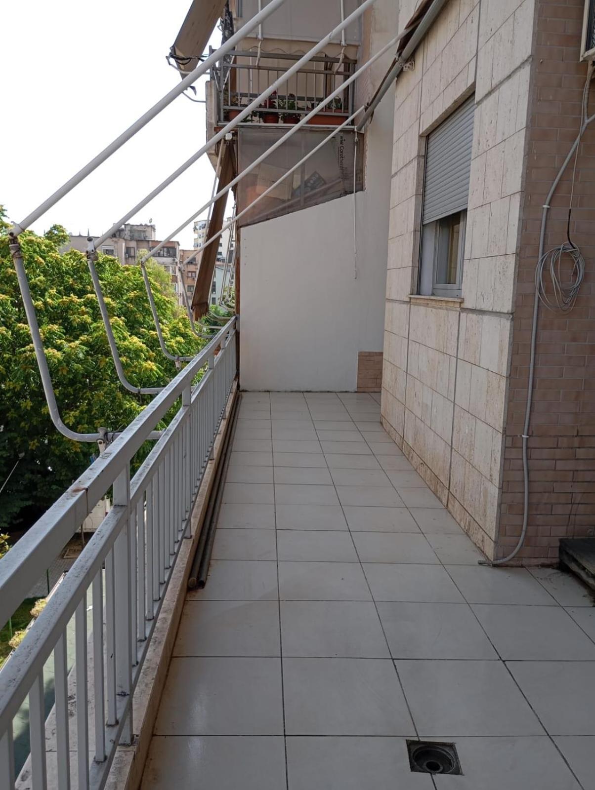 Royal Hostel Tiranë Luaran gambar