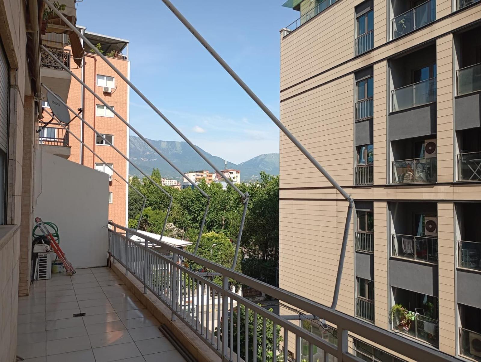 Royal Hostel Tiranë Luaran gambar